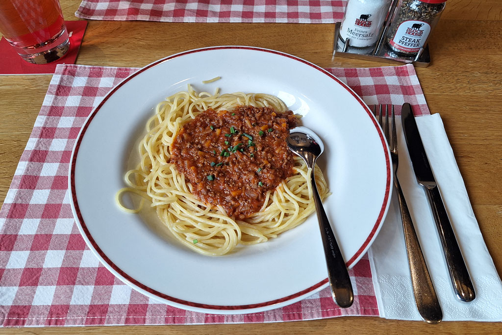 Lunch Time Spaghetti Bolognese aus feinem Rindfleisch, Tomaten  und frischen Kräutern - Block House am Naschmarkt
