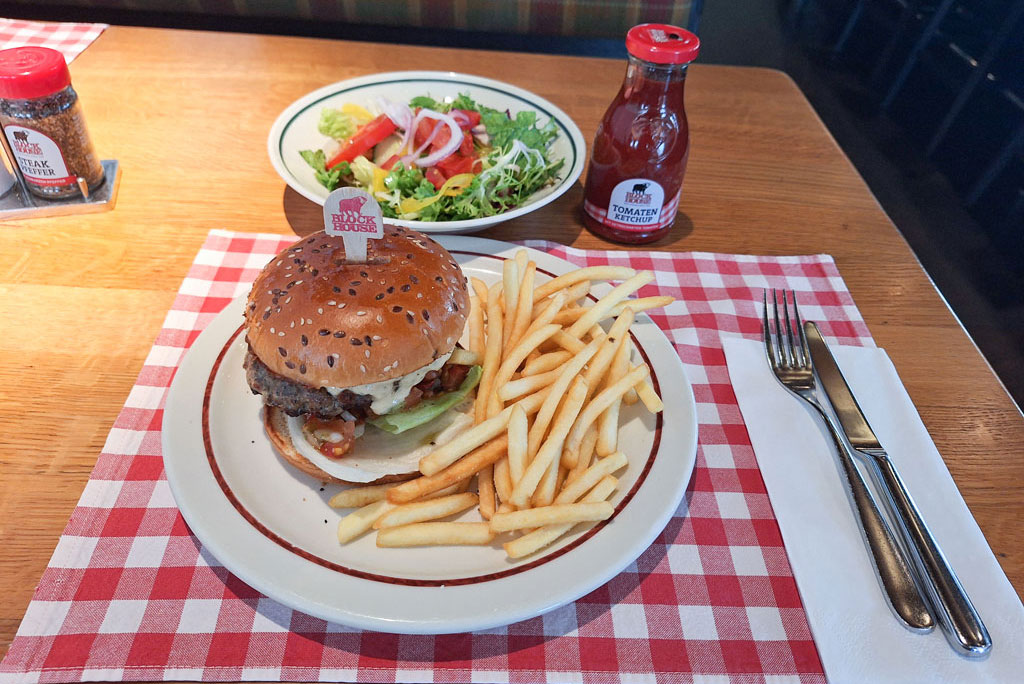 Lunch Time Cheeseburger Classic klassisch zubereitet, mit knusprigen  Pommes frites - Block House am Naschmarkt