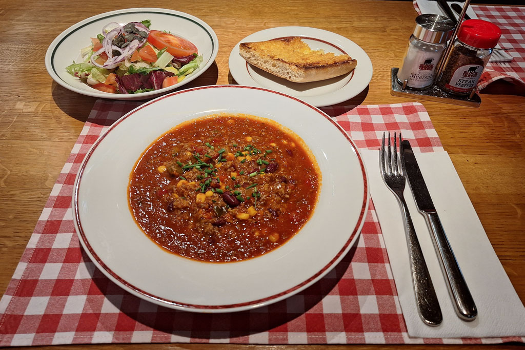 Lunch Time Chili con Carne würzig und aromatisch, mit BLOCK HOUSE Brot und Sour Cream - Block House am Naschmarkt