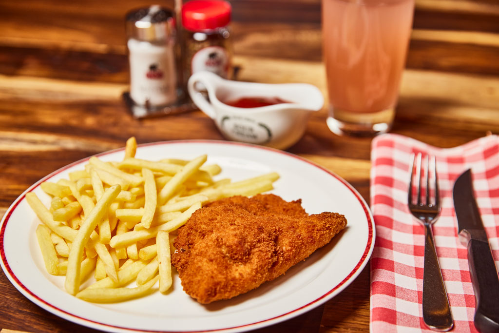 Lunch Time Cordon Bleu mit Barbecue-Steaksauce und knusprigen Pommes frites - Block House am Naschmarkt