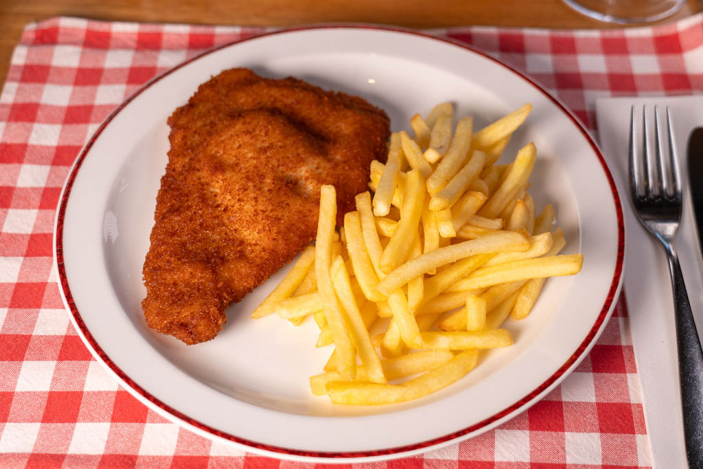 Lunch Time Cordon Bleu mit Pommes frites - Block House am Naschmarkt Lunch Time Cordon Bleu mit Pommes frites - Block House am Naschmarkt