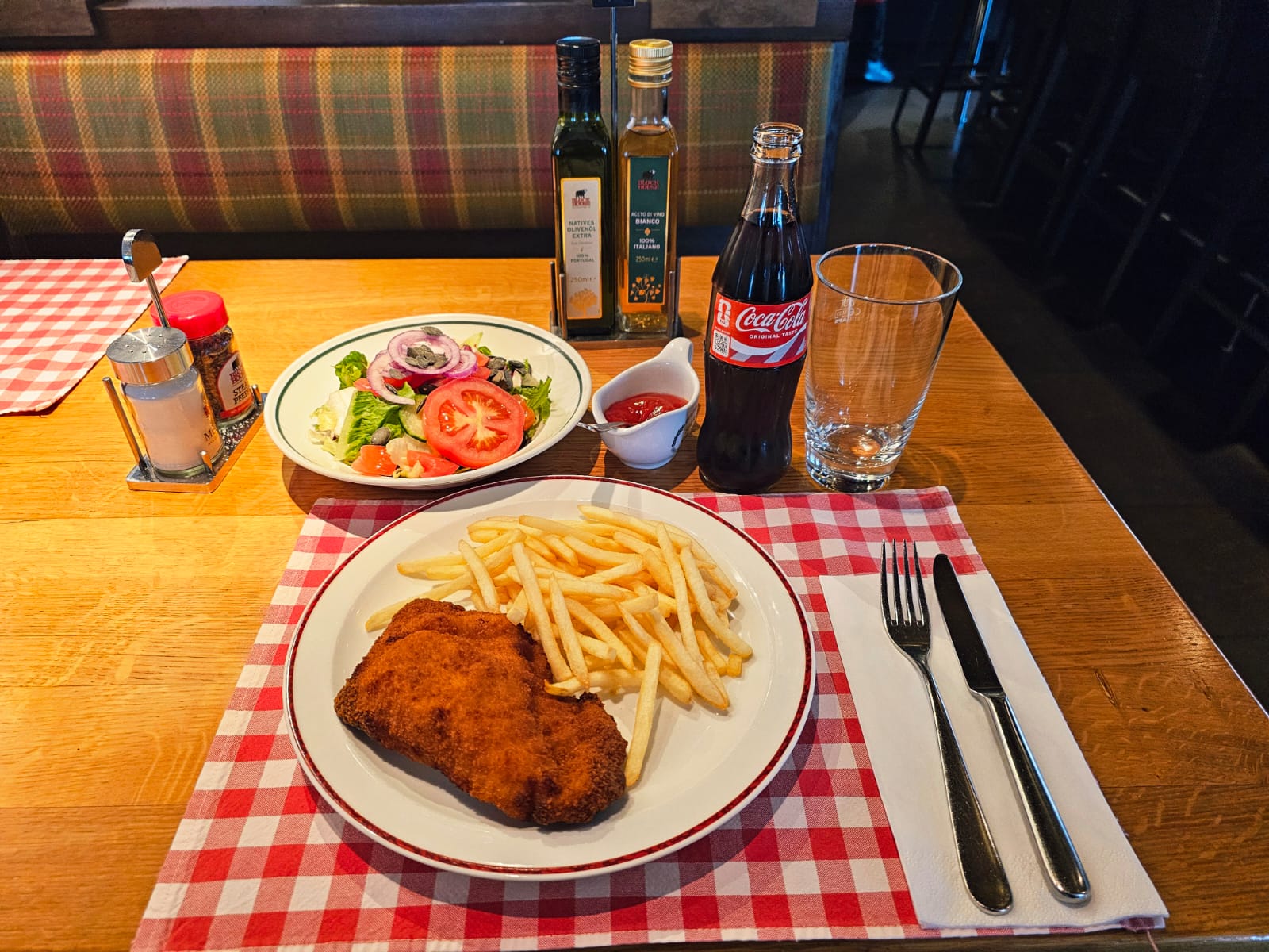 Lunch Time Cordon Bleu mit Barbecue-Steaksauce und knusprigen Pommes frites - Block House am Naschmarkt Lunch Time Cordon Bleu mit Barbecue-Steaksauce und knusprigen Pommes frites - Block House am Naschmarkt
