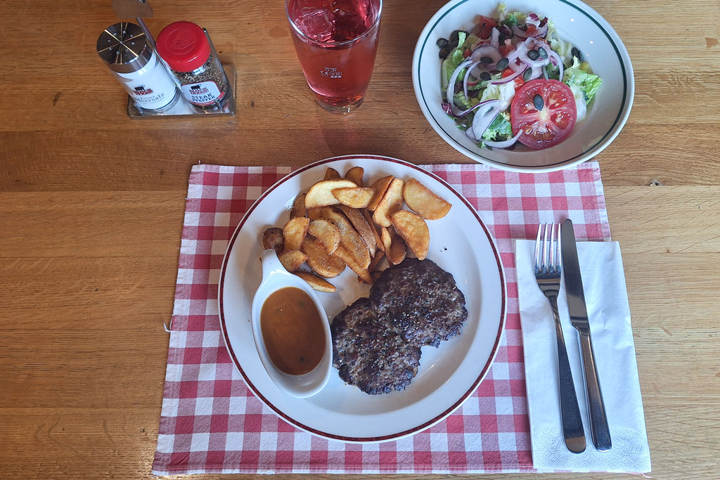 Lunch Time Faschierte Beef-Laibchen mit würziger Pfefferrahmsauce und knusprigen  Wedges - Block House am Naschmarkt