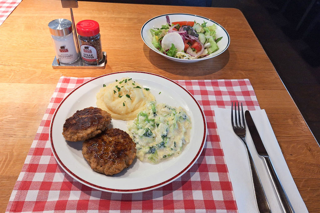 Lunch Time Faschierte Laibchen mit Wirsing in Rahm und cremigem Kartoffelpüree - Block House am Naschmarkt