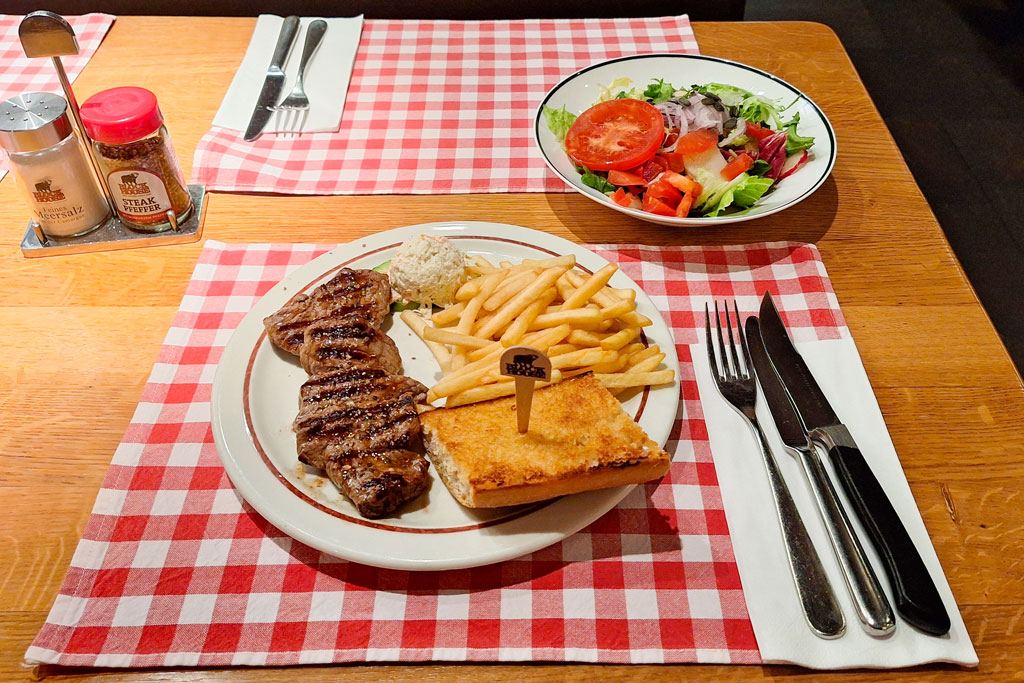 Lunch Time Kleiner Steakteller mit Blattspinat, ofenfrischer Baked Potato mit Sour Cream und BLOCK HOUSE Brot - Block House Am Naschmarkt