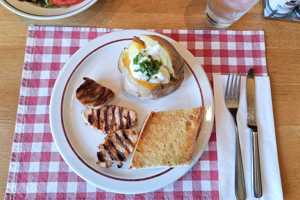 Lunch Time Putensteaks mit ofenfrischer Baked Potato und BLOCK HOUSE Brot - Block House am Naschmarkt
