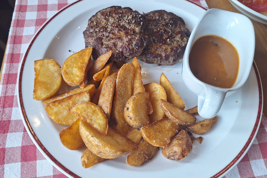 Wedges zu Lunch Time Faschierte Beef-Laibchen - Block House am Naschmarkt Wedges zu Lunch Time Faschierte Beef-Laibchen - Block House am Naschmarkt