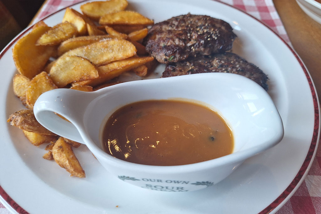 Würzige Pfefferrahmsauce zu Lunch Time Faschierten Beef-Laibchen Würzige Pfefferrahmsauce zu Lunch Time Faschierten Beef-Laibchen