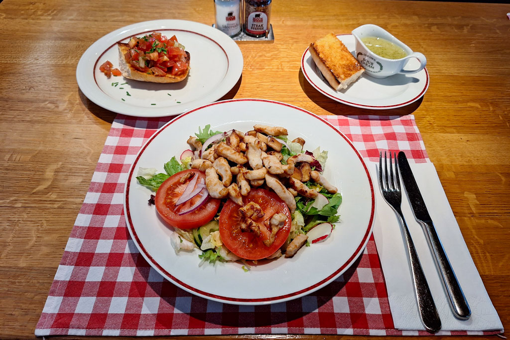 Lunch Time Zarte Hühnerstreifen auf großem Salat mit gebratenen  Kräutersetlingen und BLOCK HOUSE Brot - Block House am Naschmarkt
